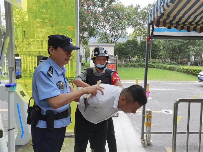 派出所民警协助制服歹毒.jpg