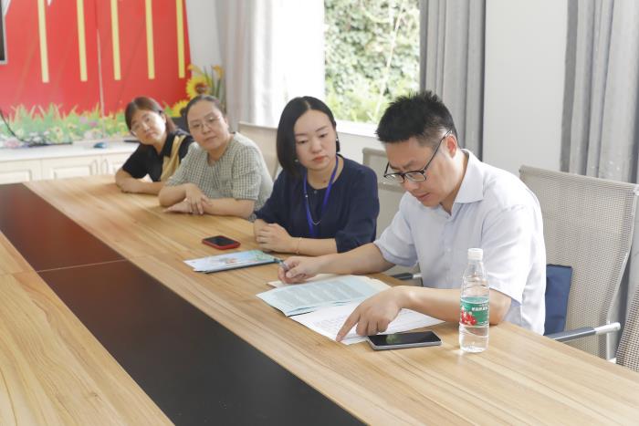 视察小学.jpg