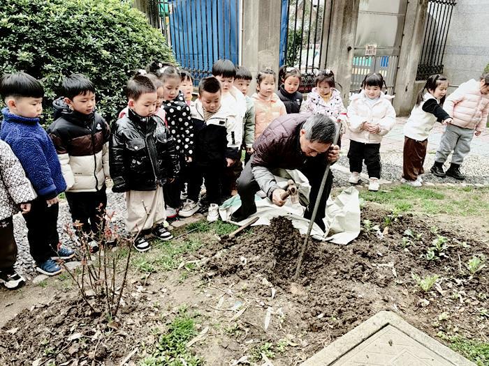 2、我的发现：爷爷挖土做什么？.jpg