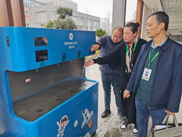 检查饮水卫生.jpg