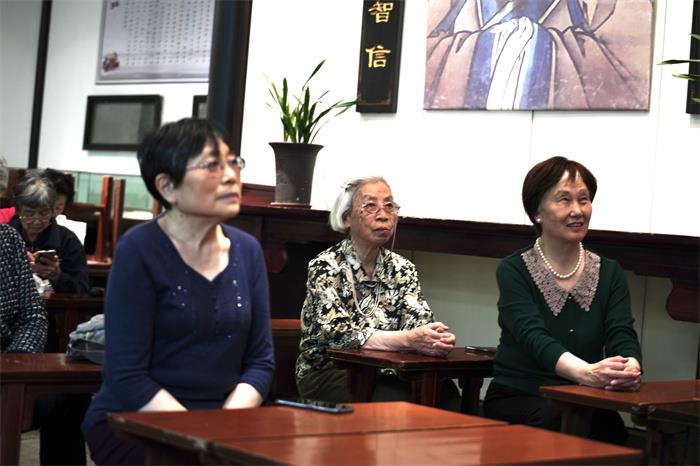 认真听讲的老教工.jpg