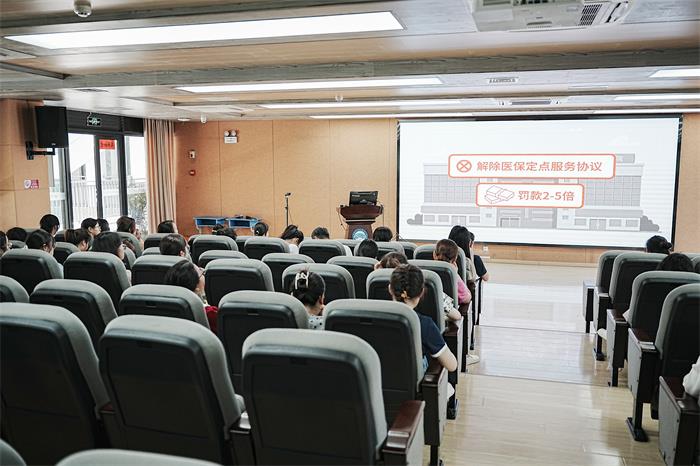 教师观看警示案例.jpg