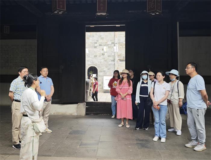 参观祠堂1.jpg