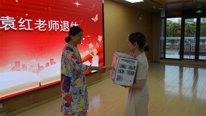11、袁红老师退休.jpg