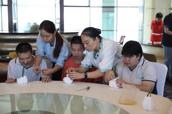 学习叠毛巾.JPG